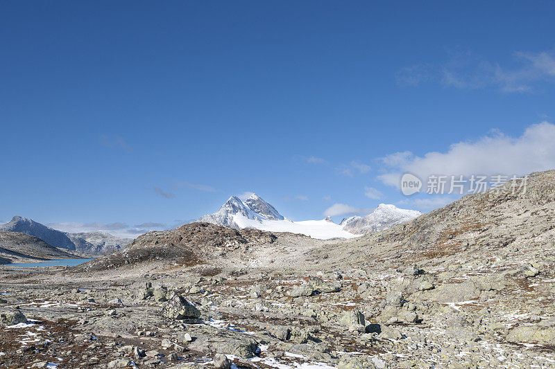 在Jotunheimen国家公园的一条岩石徒步小径上接近Uranos山