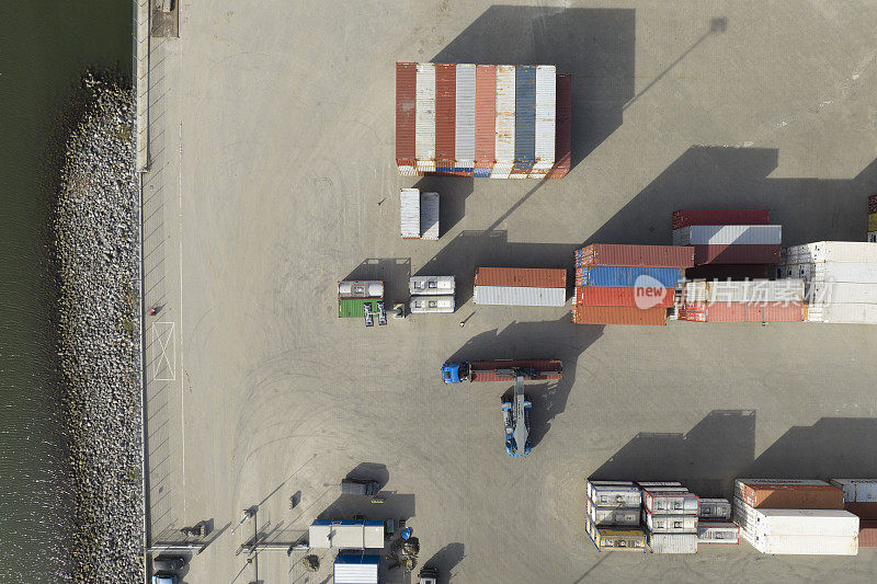 集装箱码头的卡车正在装载货运集装箱