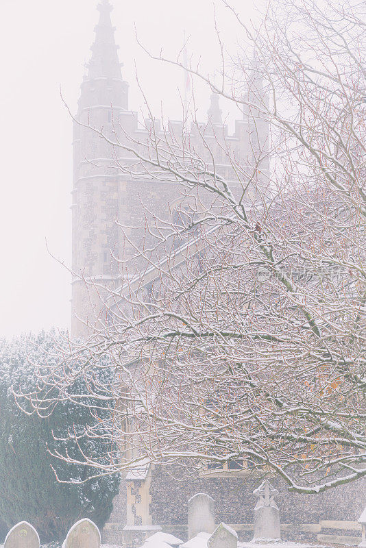 雪花落在比肯斯菲尔德老城的教堂上