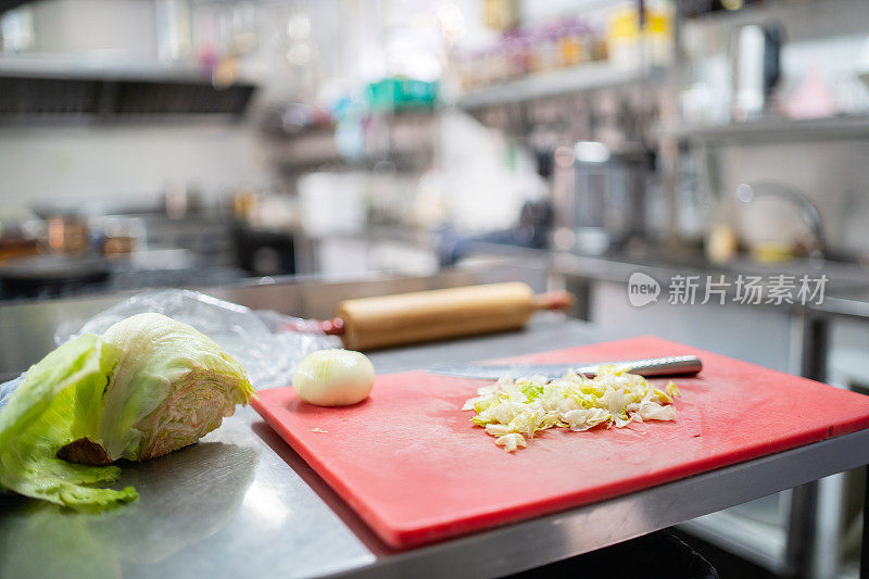 在砧板上切碎的食物特写