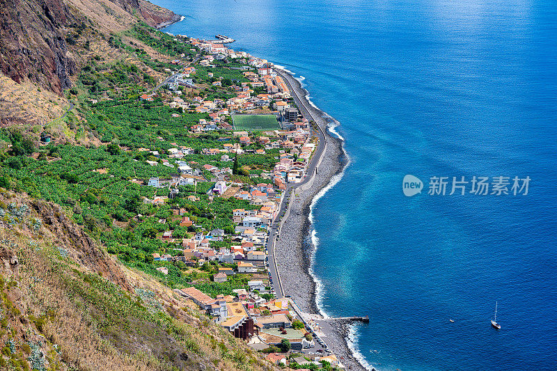 夏季马德拉岛惊人的海岸线。阳光明媚的欧洲岛屿，葡萄牙