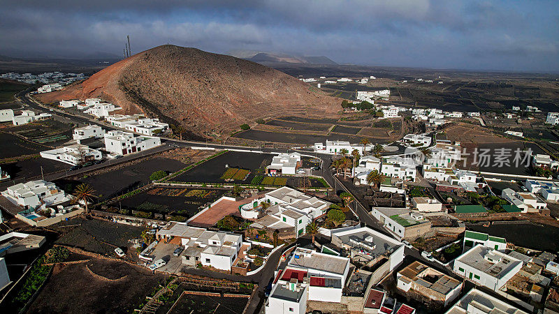 西班牙加那利群岛兰萨罗特岛火山口蒂纳霍镇的鸟瞰图。