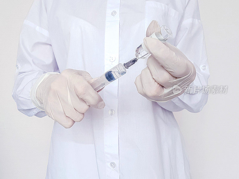 医生用手套拿着疫苗和注射器。接种疫苗。注射预防疾病。医学概念。