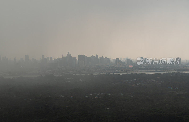 雨前笼罩着城市摩天大楼的迷雾景观。下午浓重的雾霾使曼谷市区看不清楚。雾天鸟瞰图。