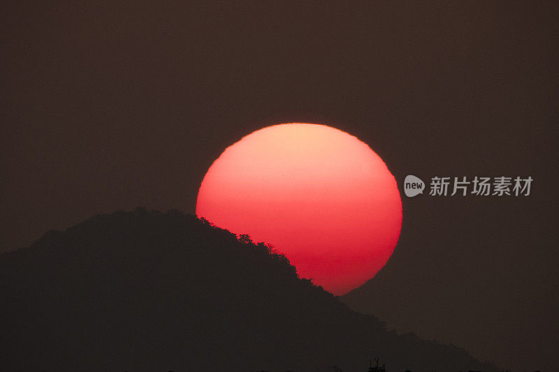 美丽的日落后面的山-股票照片