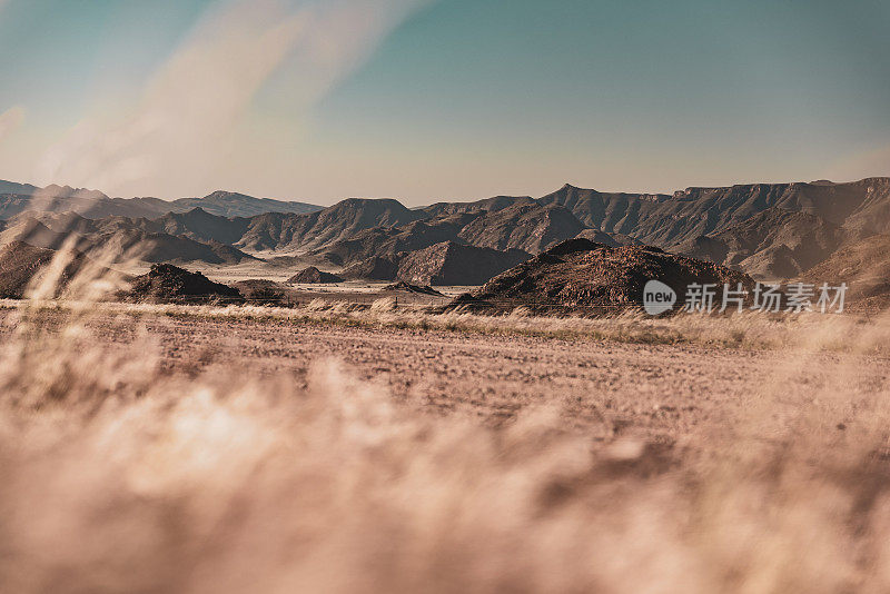 在非洲纳米比亚的自助狩猎之旅中驾车穿越美丽的风景