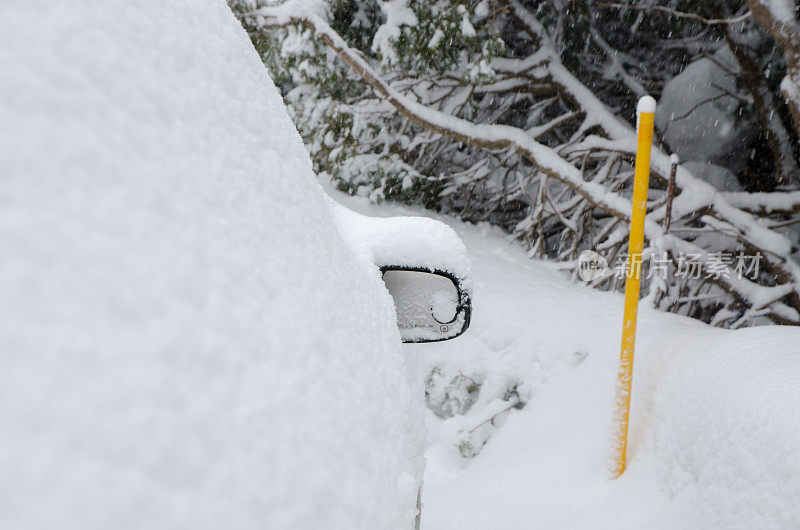 汽车下了很多雪