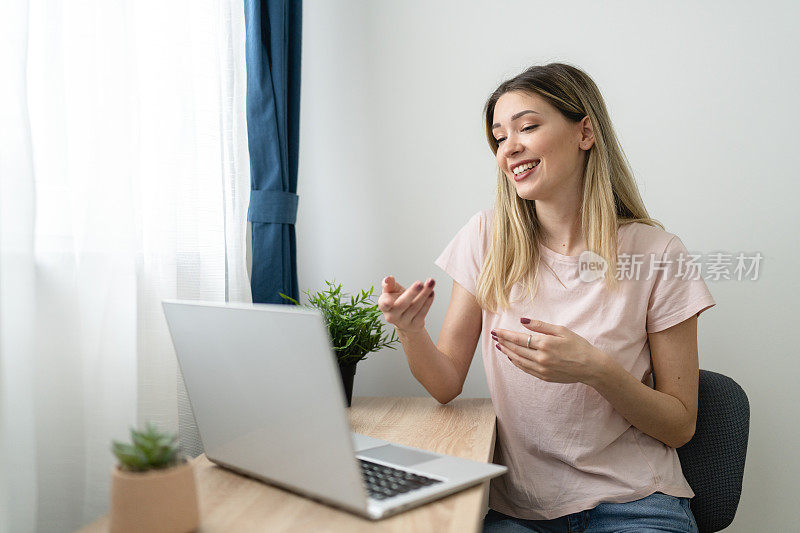 女商人在酒店房间里用笔记本电脑工作。