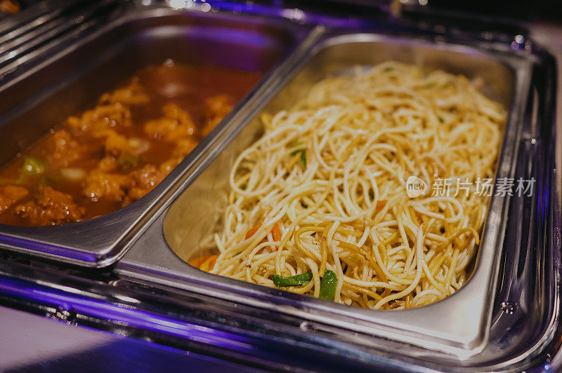 面与辣椒鸡在一个碗食品库存照片