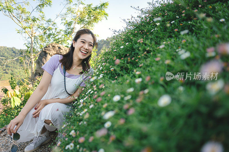 年轻的旅行者z世代女性徒步探索大自然