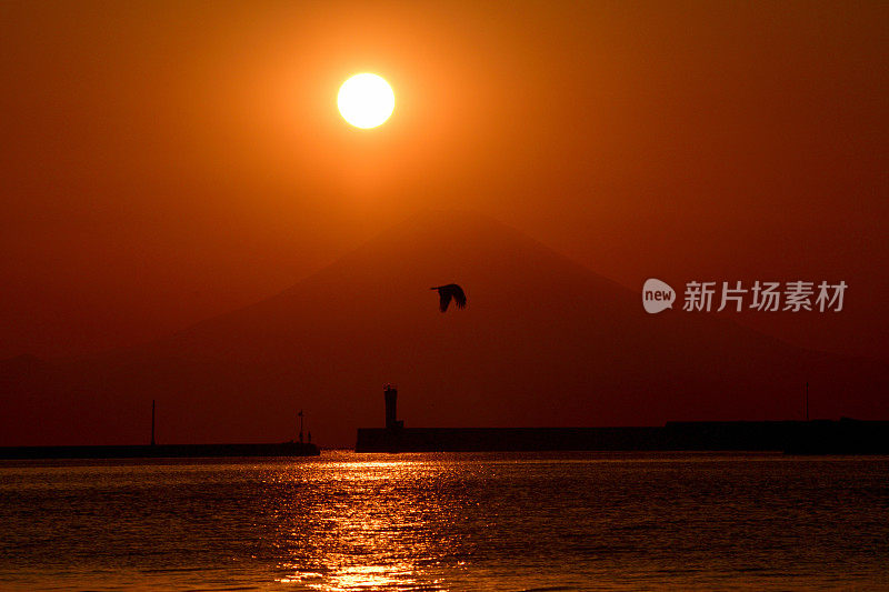 富士山的日落:从神奈川县三浦半岛观看