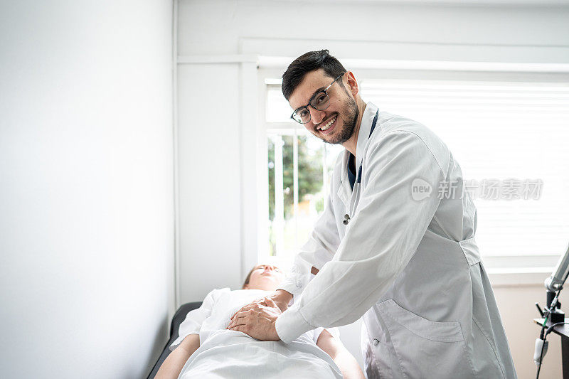 医生在诊所评估躺在担架上的病人的画像