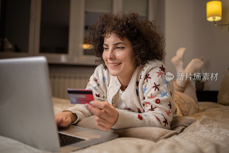 一个女人用信用卡在网上购物