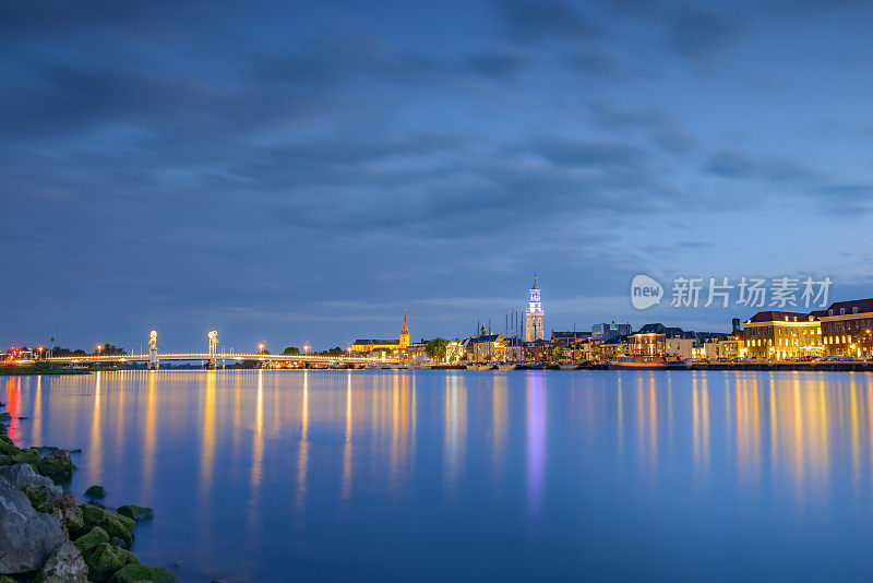 坎彭傍晚在艾塞尔河畔的天际线全景