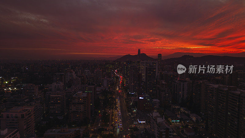 从上方俯瞰智利圣地亚哥市大街上的交通
