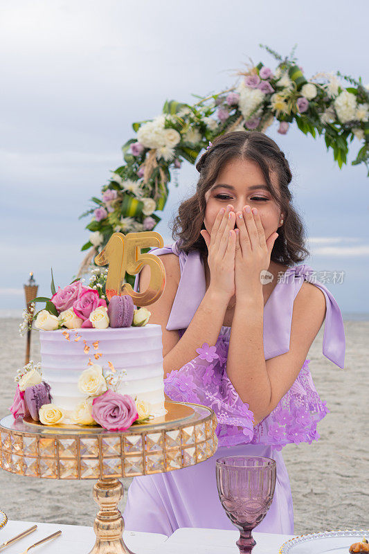 十几岁的女孩在她的quinceañera，穿着紫色的裙子。
