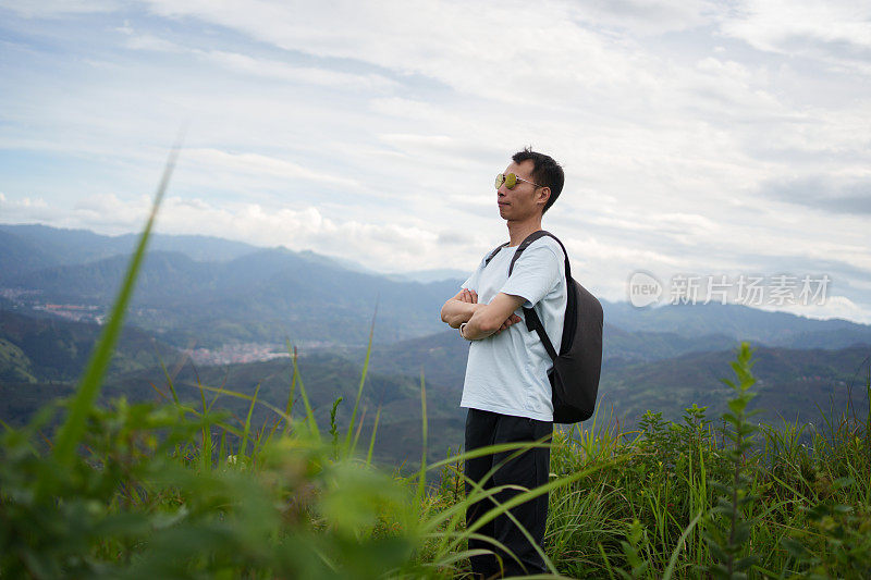 山顶上的背包客