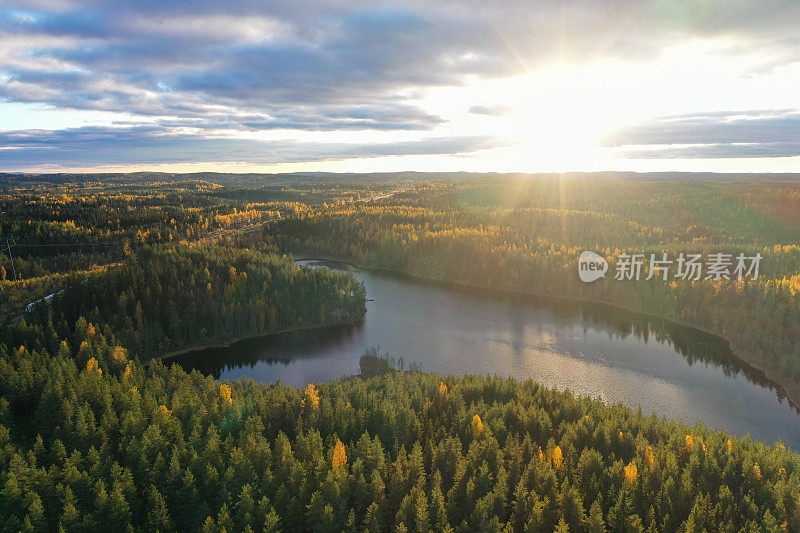 芬兰湖泊自然景观森林原野秋日夕阳