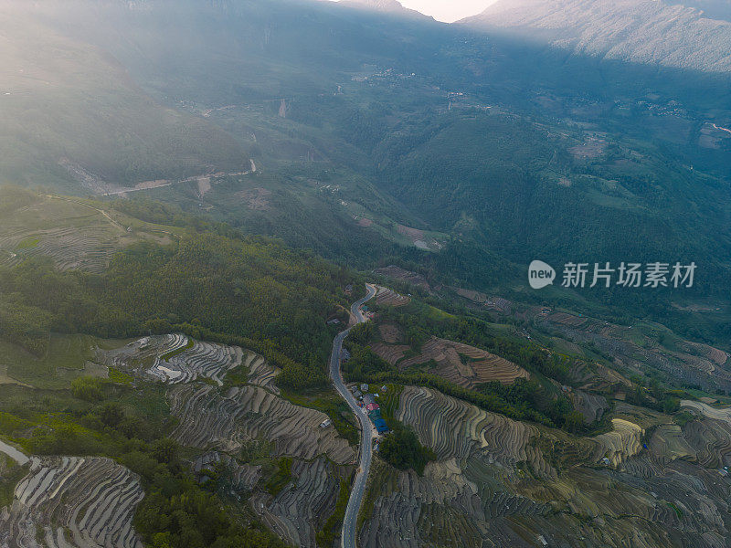 鸟瞰浇灌季节，越南老蔡省yty公社的梯田，棕色的土壤与美丽的天空融为一体。