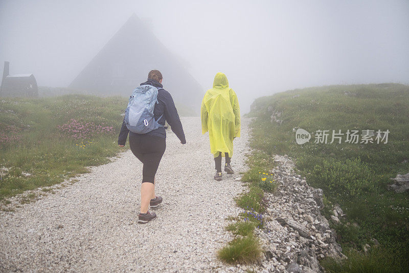 登山伙伴到达山顶