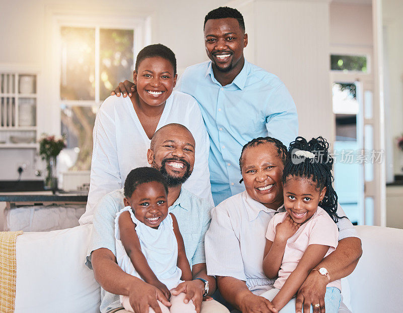 祖父母、大家庭或快乐的孩子与父母在假期周末团聚的照片。祖父、祖母或非洲父亲在家里与母亲、女孩或孩子一起微笑