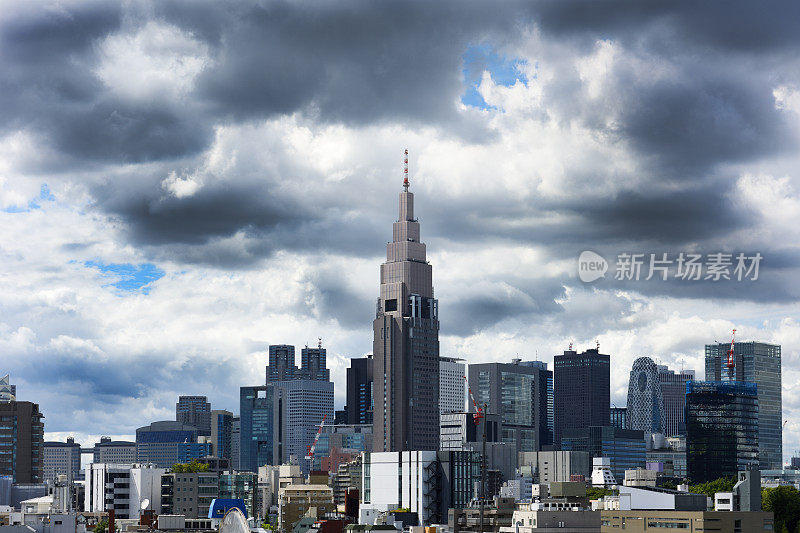 风暴前的东京新宿天际线