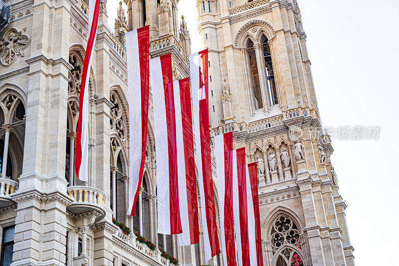 维也纳市政厅大楼上悬挂着许多奥地利国旗。