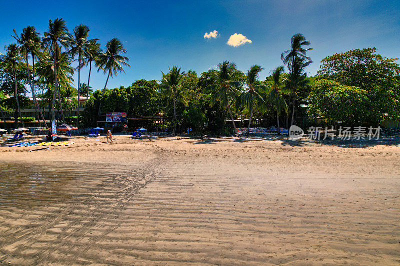 热带海滩无人机镜头。令人惊叹的鸟瞰图