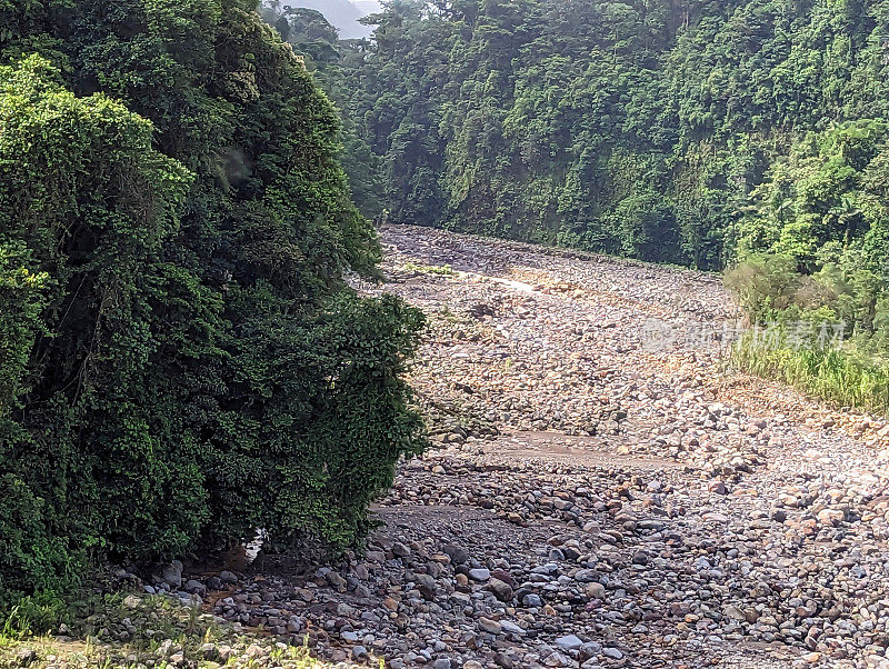 哥斯达黎加萨拉皮基附近的埃雷迪亚省，被雨林包围的干涸河床