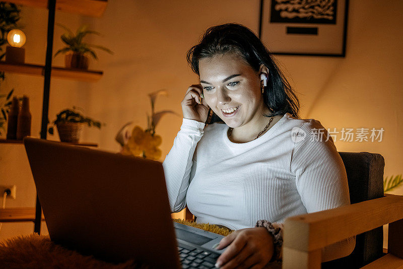 年轻女子在家里用笔记本电脑工作到深夜