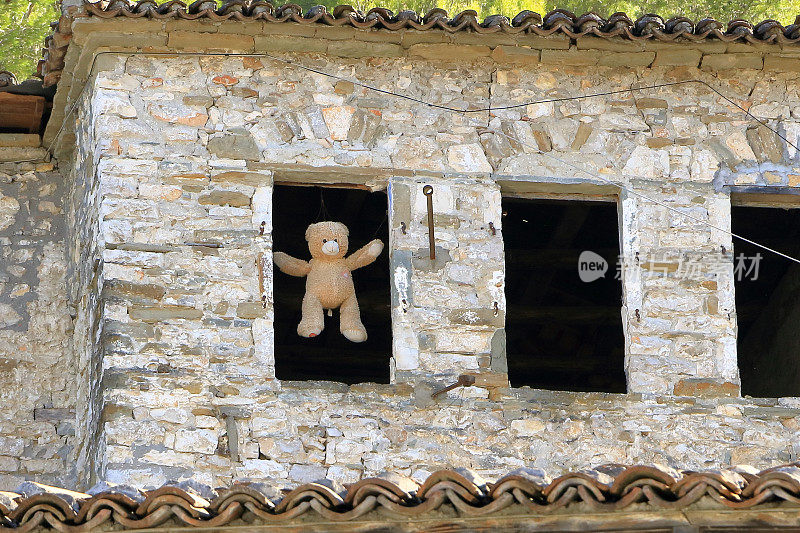 阿尔巴尼亚的传统——毛绒玩具挂在房子的窗户上，给人带来快乐