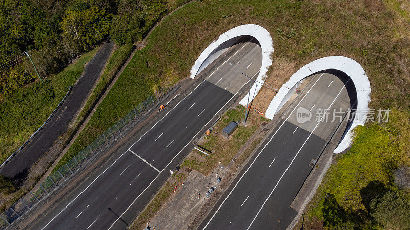 高速公路上的两条隧道