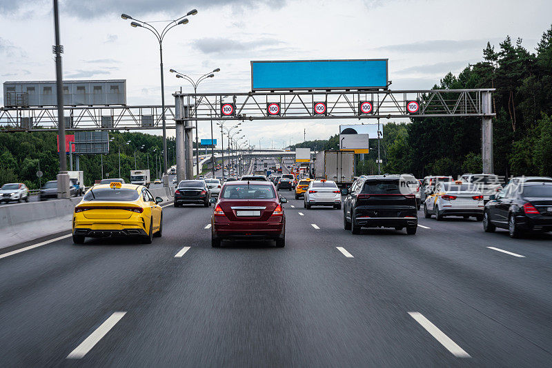 多车道高速公路上交通拥挤