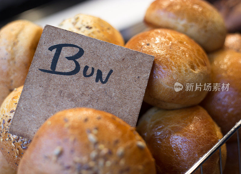面包店橱窗里的全麦面包，“BUN”标志
