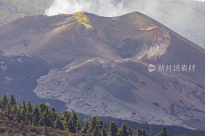 康伯雷别哈火山。火山气体从火山口喷出。