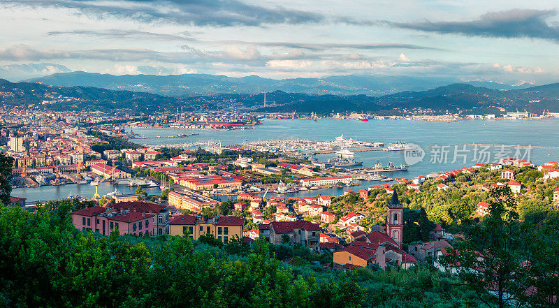 拉斯佩齐亚市港口的春季鸟瞰图。地中海，利古里亚，意大利，欧洲阳光明媚的早晨景象。壮丽的地中海景观。艺术风格的后期处理照片。
