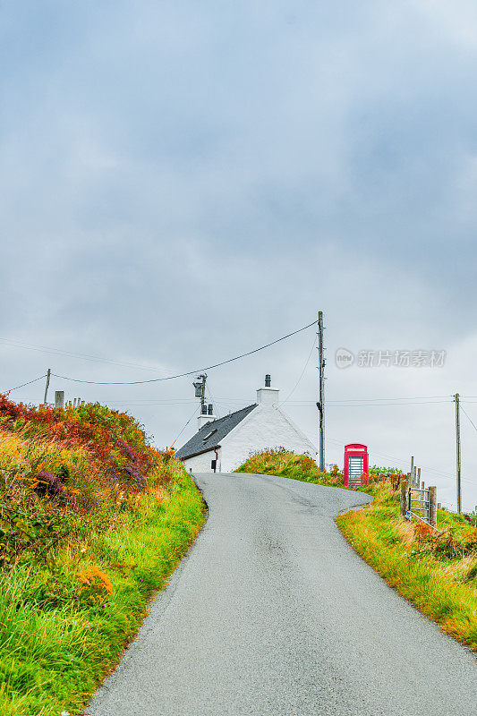 英国苏格兰内赫布里底群岛的斯凯岛，下雨天的村庄景色