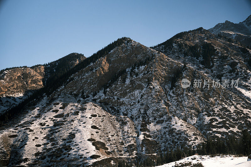 天山山景在一个阳光明媚的冬日