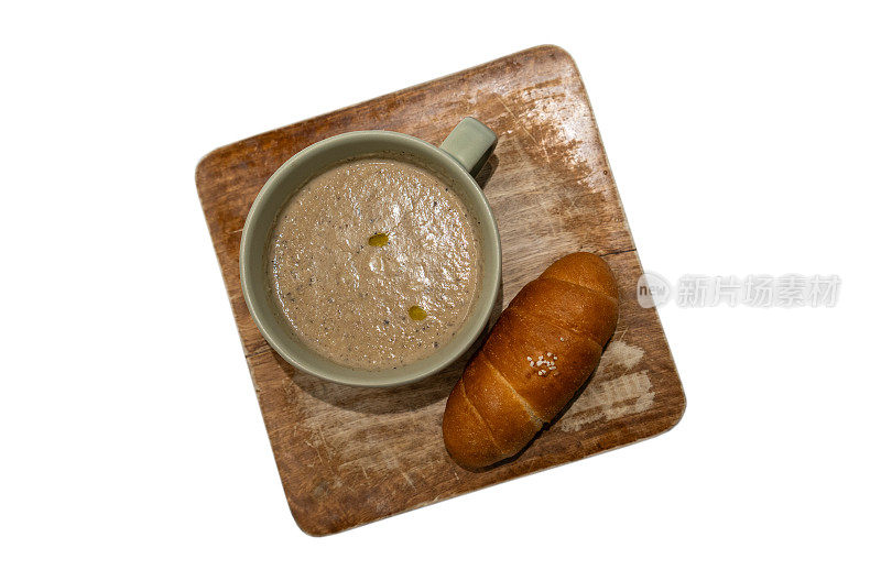松露汤和面包块放在木托盘上。
