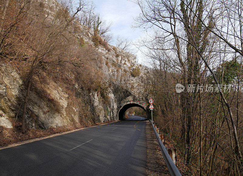 匈牙利Lillafured村附近公路上的隧道