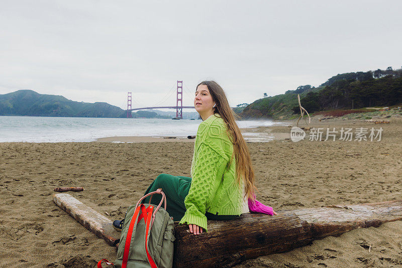 快乐的女人在旧金山的贝克海滩欣赏音乐