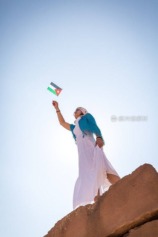 在失落的佩特拉城挥舞着约旦国旗
