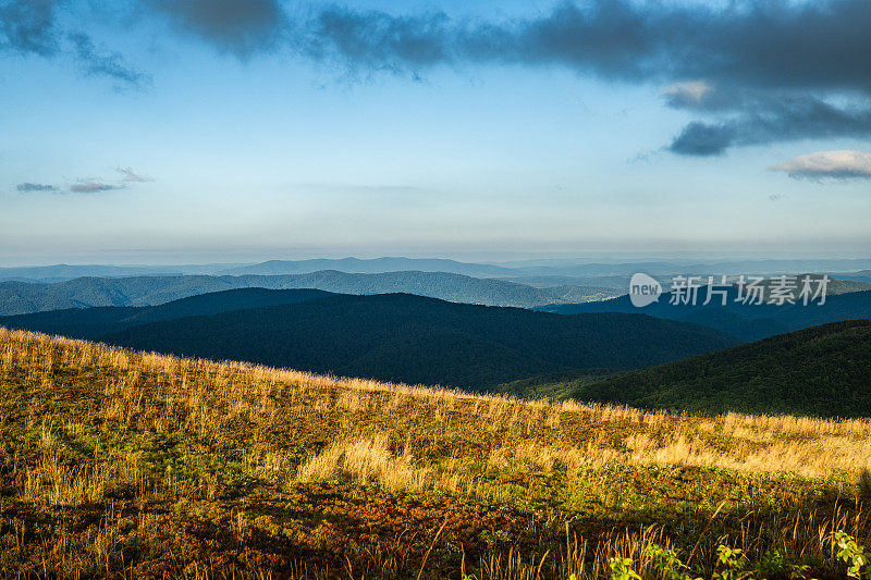 蓝天下的山腰美景。遥远的山脉