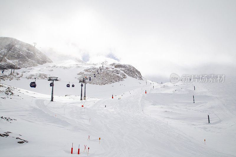 滑雪坡上的冰川在腹地-奥地利