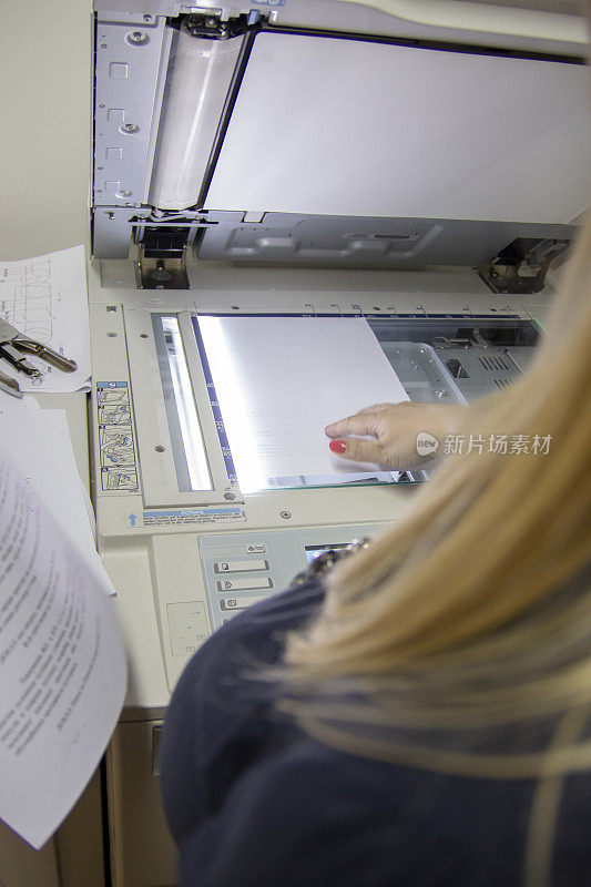 女商人使用影印机的全貌
