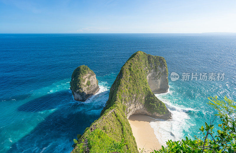 印尼巴厘岛努沙佩尼达的克林金海滩俯视图。有碧海青山