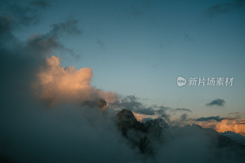 蓝天下高耸入云的峭壁和山峰的宁静景色。特伦蒂诺山谷绝佳的旅游景点