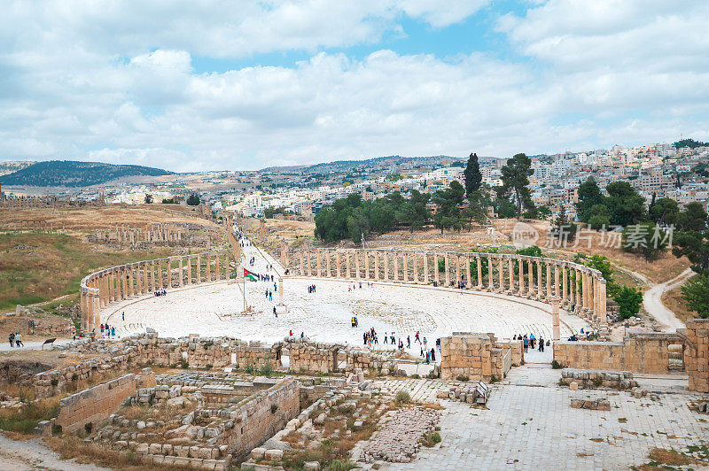古代的威严:约旦的椭圆形广场和杰拉什罗马遗址