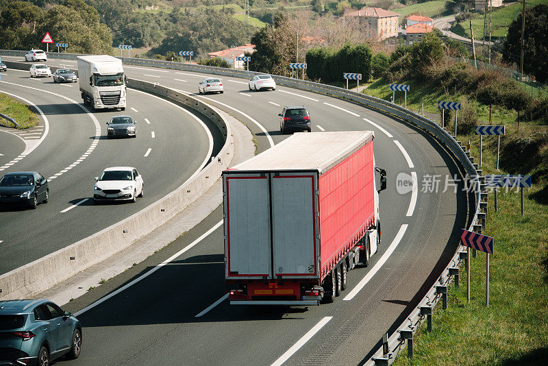 高速公路上的半挂车