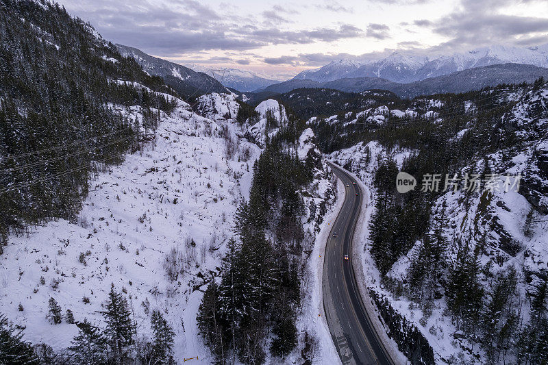 从空中俯瞰蜿蜒穿过群山的道路